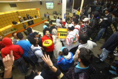 Manifestantes invadem plenrio da Cmara em Mau  Manifestantes durante a sesso da Cmara de Mau. Foto: Divulgao/Roberto Mouro