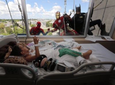 Limpadores de vidros ''viram'' heris para alegrar crianas em hospital Foto: Lars Hagberg/The Canadian Press via AP