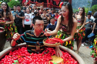  Chins devora 47 pimentas em dois minutos e vence competio Suo levou o ttulo ao devorar 47 pimentas em dois minutos (Foto: AFP)