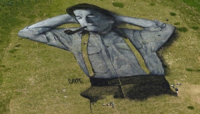  Artista faz pintura enorme em gramado na Sua Saype fez uma enorme pintura em um gramado de Chaux-de-Mont (Foto: Alain Grosclaude/AFP)