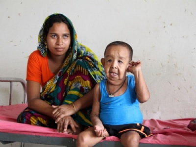 Doena misteriosa faz menino de 4 anos parecer idoso em Bangladesh Processo de envelhecimento se acelera com o tempo, dizem mdicos (Foto: STR / AFP)
