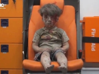 Menina tenta envenenar me com chumbinho aps briga por piercing O menino Omran Daqneesh, de 5 anos, aguarda atendimento em uma ambulncia, sujo de sangue e de poeira, aps ser resgatado dentre escombros de um edifcio alvo de um bombardeio areo em Aleppo, no norte da Sria. A cena causou comoo nas redes sociais (Foto: Reuters)