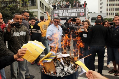 Trabalhadores queimam telegrama de demisso enviado pela Mercedes Ato simboliza a rejeio da categoria ao comunicado de demisso enviado pela montadora. Foto: Rodrigo Pinto