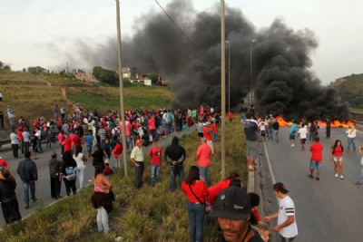 MTST paralisa Rodoanel em Mau Manifestantes ateram fogo em pneus e interromperam circulao nos dois sentidos do Rodoanel. Foto: Rodrigo Pinto