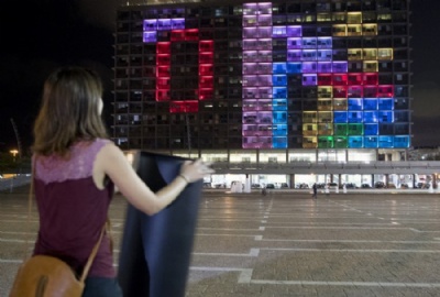 Grupo disputa tetris gigante que foi iluminado em prdio de Israel Participantes usaram dois controles enormes para realizar jogadas (Foto: Jack Guez/AFP) 