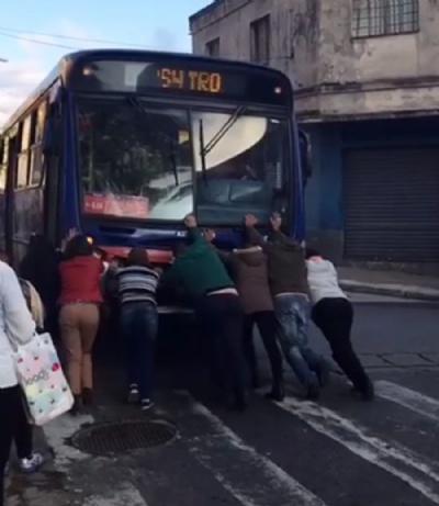 nibus quebra em Mau e passageiros descem para empurrar nibus quebrou em um cruzamento, na Vila Vitria. Foto: Reproduo