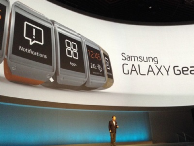 Samsung testa relgios inteligentes compatveis com aparelhos da Apple JK Shin apresenta o relgio inteligente Galaxy Gear, na feira de tecnologia IFA 2013, realizada na Alemanha. (Foto: Bruno Arajo/G1)