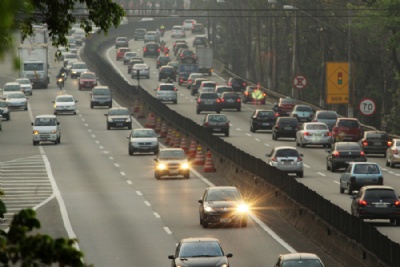 Justia Federal suspende multa por farol desligado em rodovias Em uma semana, quase mil motoristas foram multados no ABCD. Foto: Rodrigo Pinto