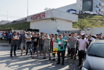 Keiper inicia demisso de 300 funcionrios em Mau Parte dos trabalhadores foram notificados em frente  fbrica e os demais recebero telegrama com a notificao da demisso. Foto: Andra Iseki