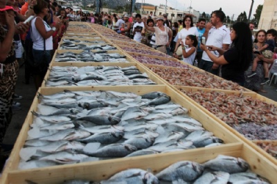 Por recorde, cidade libanesa exibe milhares de peixes e mariscos Por recorde, cidade de Batroun exibiu milhares de peixes e frutos do mar (Foto: Omar Ibrahim/Reuters) 