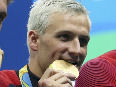 Lochte  suspenso por dez meses devido a confuso no Rio O nadador Ryan Lochte durante cerimnia de premiao na Olimpada do Rio (Foto: Reuters)