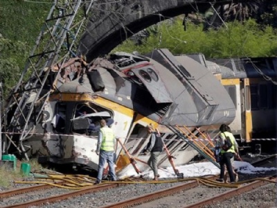 Trem descarrila e deixa mortos no norte da Espanha Acidente de trem na Galcia, na Espanha, deixou mortos e feridos nesta sexta-feira (9) (Foto: Miguel Vidal/ Reuters)