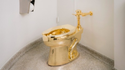 Privada feita de ouro  instalada em banheiro de museu de Nova York Museu Guggenheim ganhou uma privada de ouro no banheiro (Foto: Kristopher McKay/Solomon R. Guggenheim Museum;AP) 