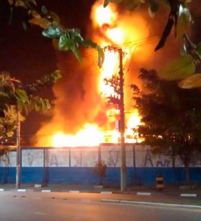 Exploso destri trs nibus em garagem de Mau Chamas atingiram 10 metros de altura e foram dominadas em meia hora pelos bombeiros. Foto: Divulgao