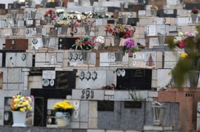 Cidades possuem 50 mil espaos para enterro em cemitrios Cemitrio da Vila Curu, em Santo Andr, um dos nicos que possue lugares para sepultamentos pblicos. Foto: Andra Iseki