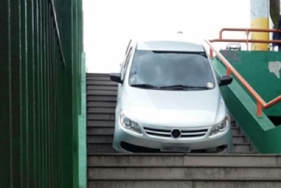 Motorista erra sada do Sonda e carro vai parar em escadarias Motorista errou sada, mas apesar do susto no se feriu. Foto: Divulgao