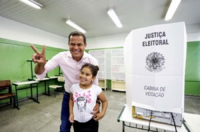 Donisete se apoia em histrico da gesto para disputar segundo turno Donisete votou no Parque das Amricas. Foto: Tiago Silva