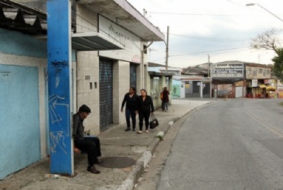 Moradores sofrem com assaltos frequentes de manh em Santo Andr  Assaltos na parte da manh so frequentes em ponto de nibus, afirmam moradores. Foto: Rodrigo Pinto