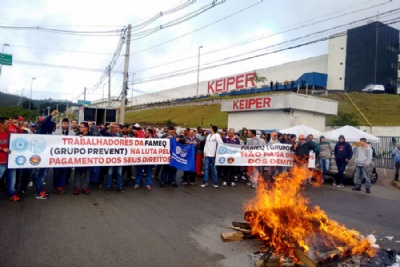 Trabalhadores na Keiper e Fameq protestam por pagamentos rescisrios Os trabalhadores cobram os pagamentos rescisrios interrompidos h duas semanas. / Foto: Divulgao