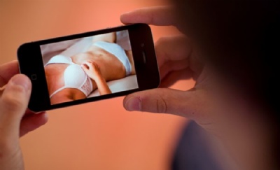 ''Gerao Z'' envia 206 mensagens por dia e 25% j receberam ''nudes'' Nude, imagem ntima que circula nos meios digitais e se popularizou em aplicativos de mensagem. (Foto: Julian Stratenschulte/DPA/AFP)