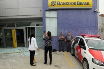Grupo armado assalta Banco do Brasil no Jardim Zara em Mau Portas da agncia foram destrudas com exploses. Foto: Rodrigo Pinto