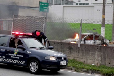 Arrasto, carro queimado e pnico em Santo Andr Foto: Andra Iseki