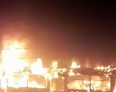 nibus  incendiado na garagem da Suzantur em Mau na ltima quinta-feira nibus da Suzantur foi destrudo pelas chamas na noite desta quinta. Foto: Reproduo