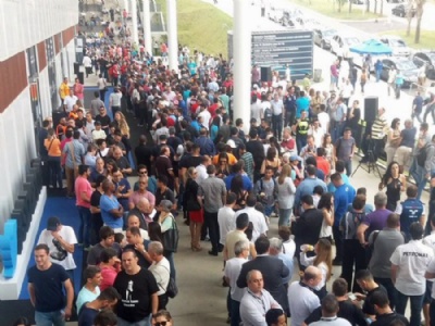 Salo de So Paulo 2016 abre com fila dos primeiros visitantes Fila para o primeiro dia do Salo de SP (Foto: G1)