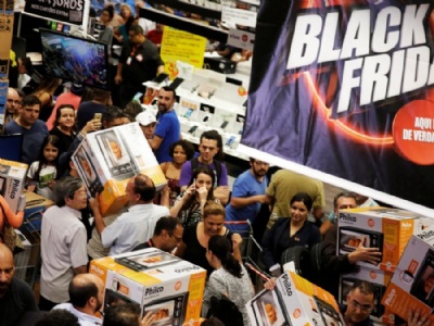 Consumidores aproveitam ofertas da Black Friday desde a madrugada Clientes aproveitam as promoes da Black Friday no Extra, unidade da Ricardo Jafet em So Paulo. (Foto: REUTERS/Nacho Doce)