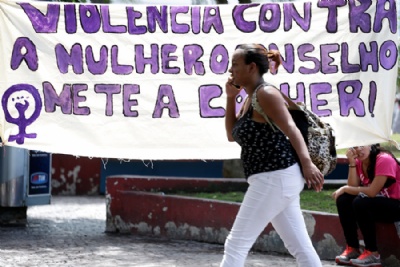 Feministas fazem ao e lutam para manter polticas pblicas O ato promoveu a discusso sobre o papel da mulher na sociedade e o combate  violncia. / Foto: Tiago Silva