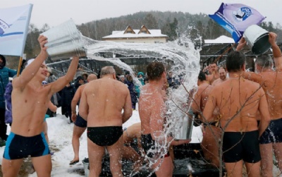 Russos encaram banho com gua fria em meio  neve Russos encaraam banho com gua fria em meio  neve (Foto: Ilya Naymushin/Reuters) 