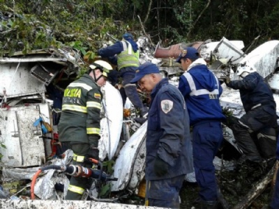 Todos os 71 mortos na queda do avio da Chapecoense so identificados Polcia de Antioquia divulga fotos da operao de resgate entre os destroos do avio, que envolve policiais, bombeiros e unidade de emergncias (Foto: Reproduo/Twitter/Departamento de Polcia de Antioquia) 