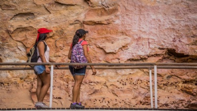 Turismo em cavernas e grutas revela outro lado da beleza natural do Brasil Turistas observam pintura rupestre na Serra da Capivara (PI). Crdito: Divulgao Embratur