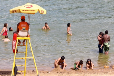 Vero d praia e riscos de afogamento Banhistas devem escolher local com segurana e estrutura para banho Foto: Fabiano Ibidi