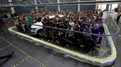 Bolha de sabo gigante engloba 275 pessoas e carro na Repblica Tcheca Bolha de sabo gigante engloba 275 pessoas e carro na Repblica Tcheca (Foto: David W Cerny/Reuters) 