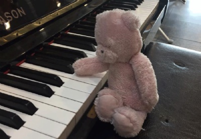 Aeroporto narra online ''rotina'' de urso de pelcia perdido na Irlanda Ursinho 'toca blues' ao piano para tentar aliviar a dor (Foto: Cork Airport/facebook) 