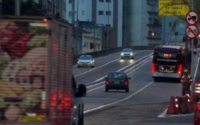  Mais de 800 so multados por descumprir regra do carro compartilhado no viaduto da 9 de Julho Primeiro dia de funcionamento do carro compartilhado no viaduto da 9 de Julho (Foto: TV Globo/Reproduo) 