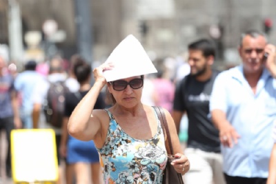  SP tem semana mais quente de 2017; temperatura foi a 32C em todos os dias No Viaduto do Ch, mulher se protege do calor recorde do ano registrado na tera-feira (14) (Foto: Renato S. Cerqueira/Futura Press/Estado Contedo) 