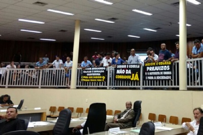 Rodovirios querem projeto de lei para impedir dupla funo no ABCD Cobradores protestam na Cmara de Mau na tarde desta quarta-feira. Foto: Gislayne Jacinto