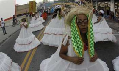 Sem Folia, escola de samba improvisa desfile no Jardim Zara Foto: Ari Paleta/DGABC