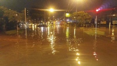 Chuvas alagam ruas do ABCD Regio do largo de Piraporinha, em Diadema, onde a chuva alagou vias do bairro. Foto do leitor Fabrcio Silvestre