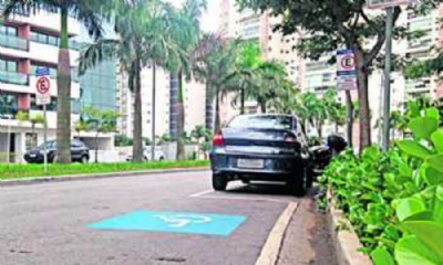 Vaga impede passageiro deficiente sair do carro Foto: Nario Barbosa/DGABC