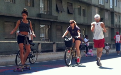 Prefeitura de SP apresenta proposta para restringir acesso de pedestres ao Minhoco Paulistanos aproveitam domingo de sol para circularem de skate e bicicleta pelo Minhoco (Foto: Paulo Piza/G1) 