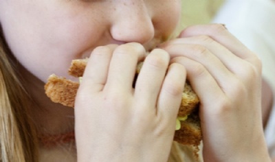Comer comida caseira e com a TV desligada durante as refeies pode ajudar a manter o peso, diz estudo Comer em casa e com a televiso desligada pode ajudar a manter peso. (Foto: Amanda Mills/CDC) 