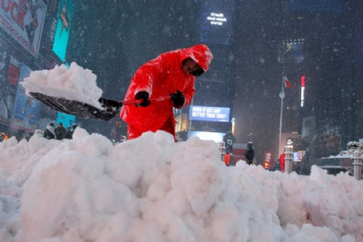 Alerta de nevasca provoca cancelamento de mais de 7,6 mil voos nos EUA Trabalhador tira neve da Times Square aps neve atingir a Manhattan, em Nova York, nesta tera-feira (14) (Foto: Andrew Kelly/ Reuters) 