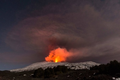 Vulco Etna, o mais ativo da Europa, registra nova erupo Vulco Etna seguia expelindo lava nesta quinta-feira (Foto: Salvatore Allegra/AP) 