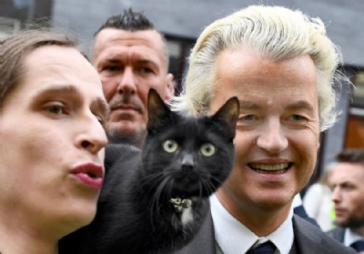 Gato preto rouba a cena durante campanha de candidato populista na Holanda Wilders posou ao lado da mulher que estava com seu gato de estimao (Foto: Dylan Martinez/Reuters) 
