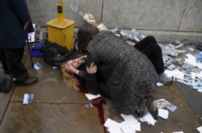 Ataque fora do Parlamento britnico em Londres deixa um morto; polcia trata como terrorismo Mulher recebe ajuda aps ser atingida por disparos em Londres (Foto: Toby Melville/Reuters) 