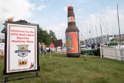 Garrafa inflvel gigante de cervejaria  furtada nos EUA Garrafa inflvel gigante de cervejaria  furtada nos EUA (Foto: Bells Brewery/Facebook) 