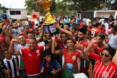 Vila Junqueira conquista o bi campeonato da Copa Amizade na vrzea A torcida da Vila Junqueira comemorou a vitria com os jogadores. Foto: Andris Bovo